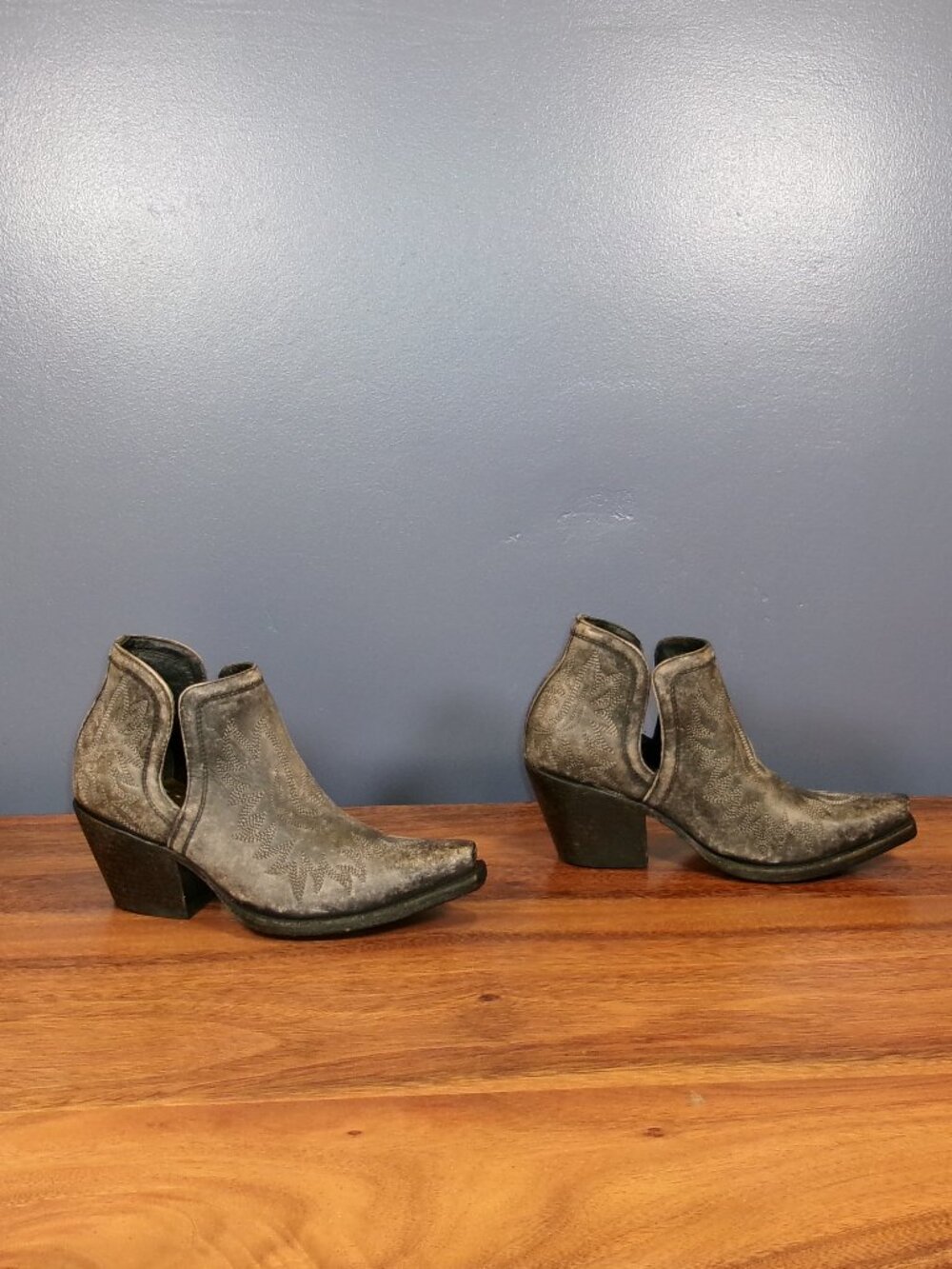 Wmns ARIAT Dixon X Toe Distressed Black Western Ankle Boots 8 B ~ Excellent
